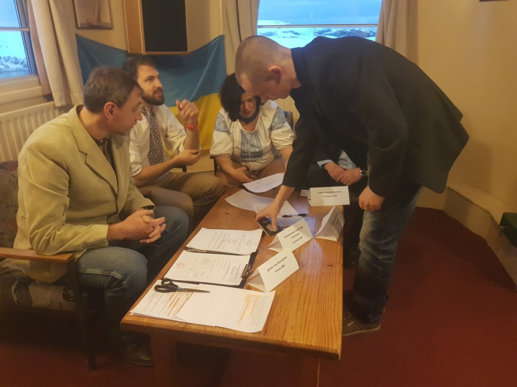 Самый отдаленный участок: украинские полярники завершили голосование 1