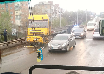 На Варваровском мосту огромная пробка из-за ДТП