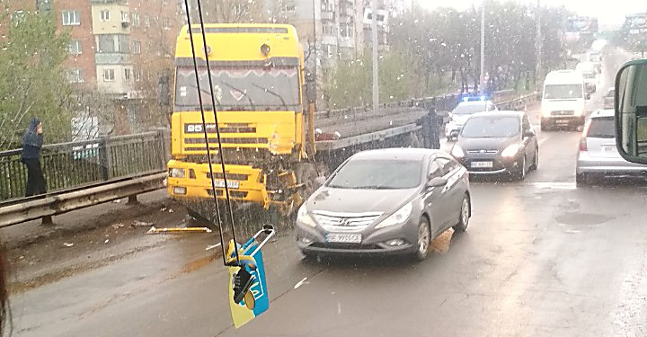 На Варваровском мосту огромная пробка из-за ДТП