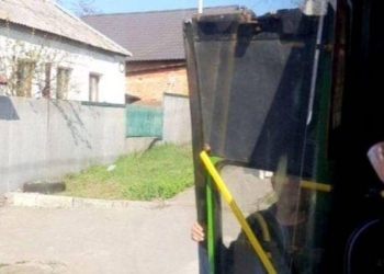 В Харькове у маршрутки на ходу отвалилась дверь, водитель погрузил ее в салон