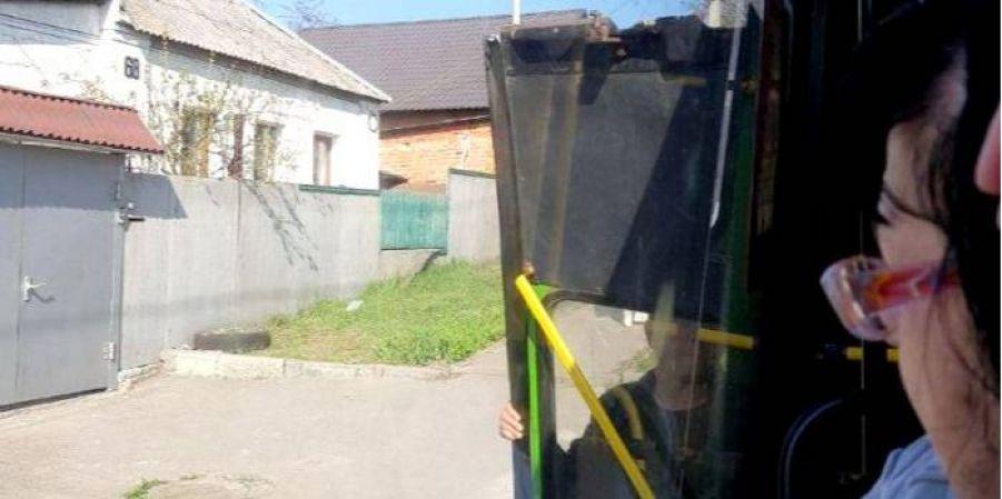 В Харькове у маршрутки на ходу отвалилась дверь, водитель погрузил ее в салон 1