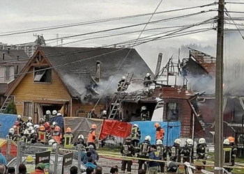 В результате падения самолета на дом в Чили погибло шесть человек