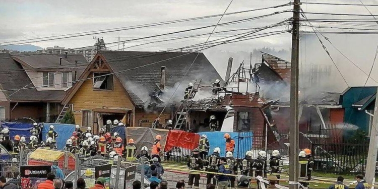 В результате падения самолета на дом в Чили погибло шесть человек