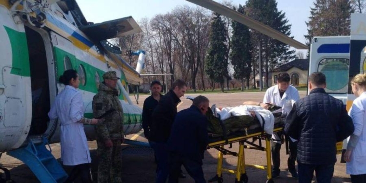 Из зоны ООС в Киев доставили пограничника, которого ранил снайпер боевиков