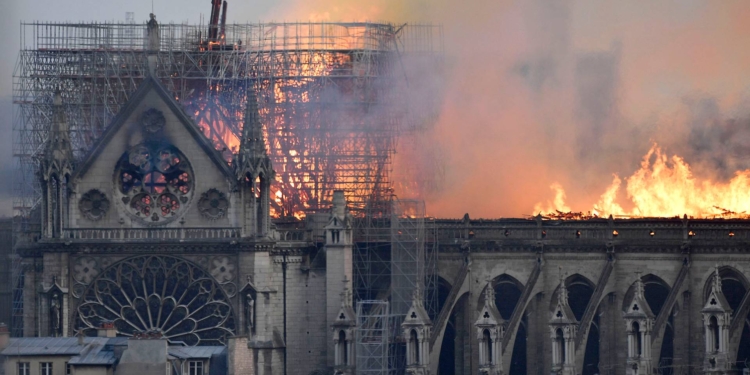 Пожар в Нотр-Дам-де-Пари  потушен. Обрушились шпиль и крыша, но основная структура сохранена