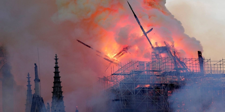Пожар в Нотр-Дам-де-Пари  потушен. Обрушились шпиль и крыша, но основная структура сохранена