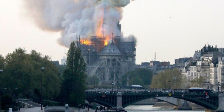 Пожар в Нотр-Дам-де-Пари  потушен. Обрушились шпиль и крыша, но основная структура сохранена