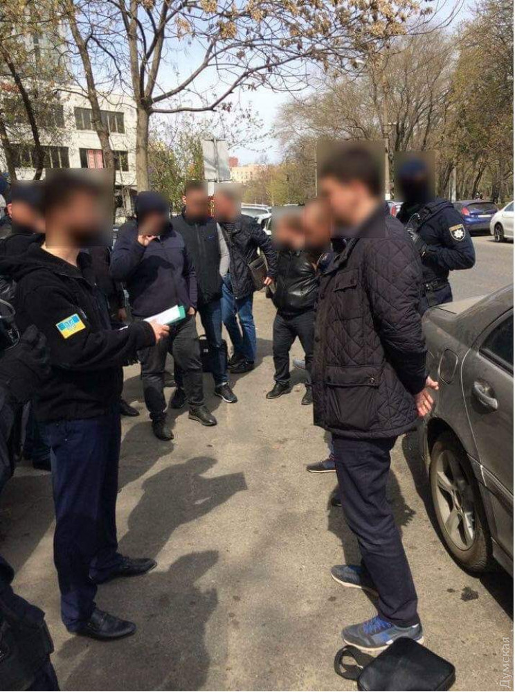 Задержанный в Одессе прокурор вывел на тайник с оружием и боеприпасами 9