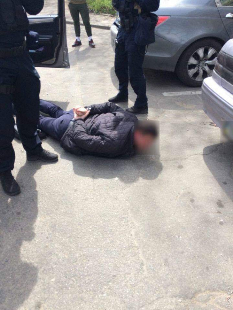 Задержанный в Одессе прокурор вывел на тайник с оружием и боеприпасами 11