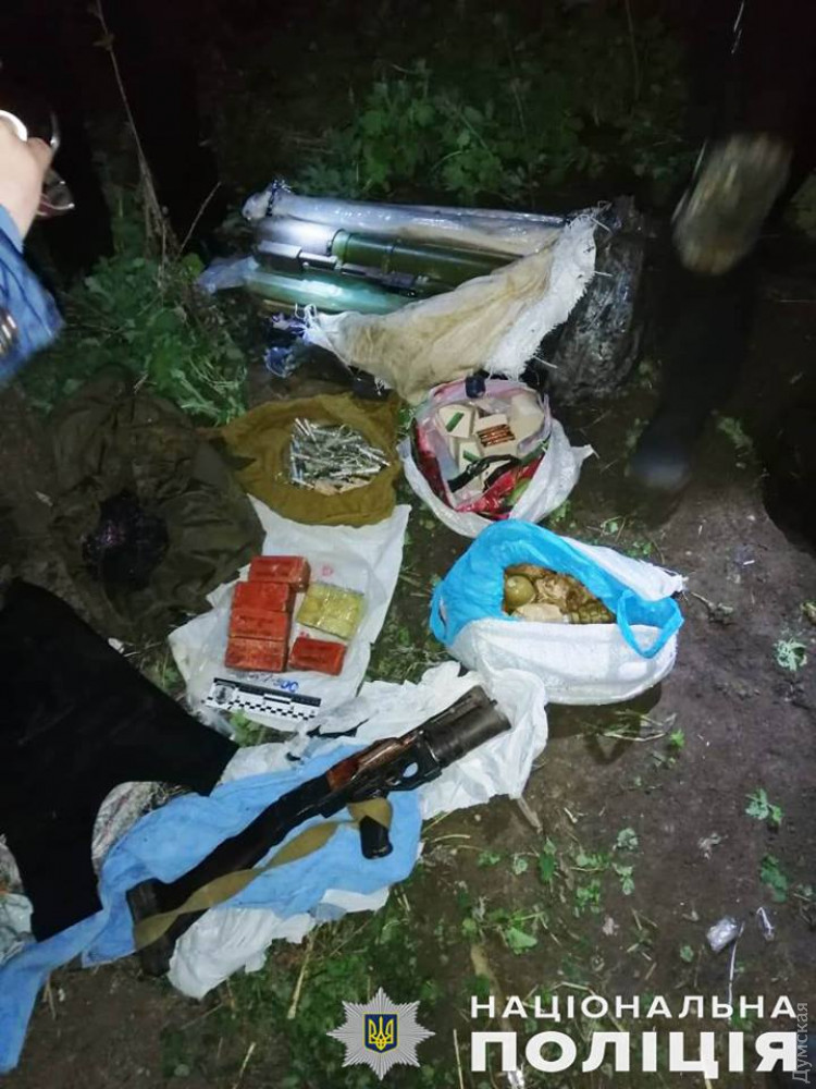 Задержанный в Одессе прокурор вывел на тайник с оружием и боеприпасами 33