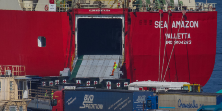 В Одесский порт прибыла партия американских военных внедорожников  «Хамви» для ВСУ