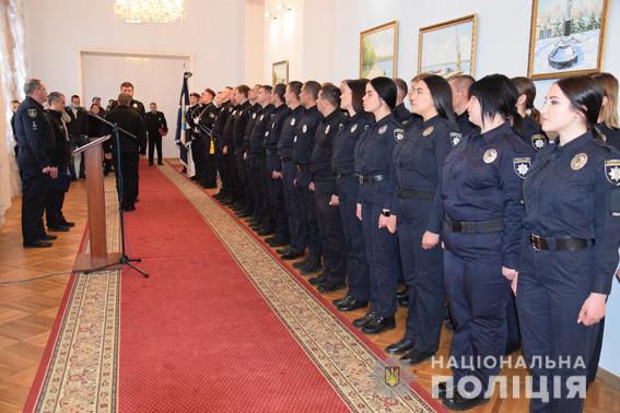 В Николаеве 29 новоиспеченных полицейских присягнули на верность украинскому народу 15