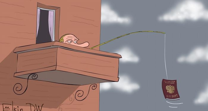 В России открылся первый центр выдачи российских паспортов жителям Донбасса. При этом отказа от украинского гражданства от них требовать не будут