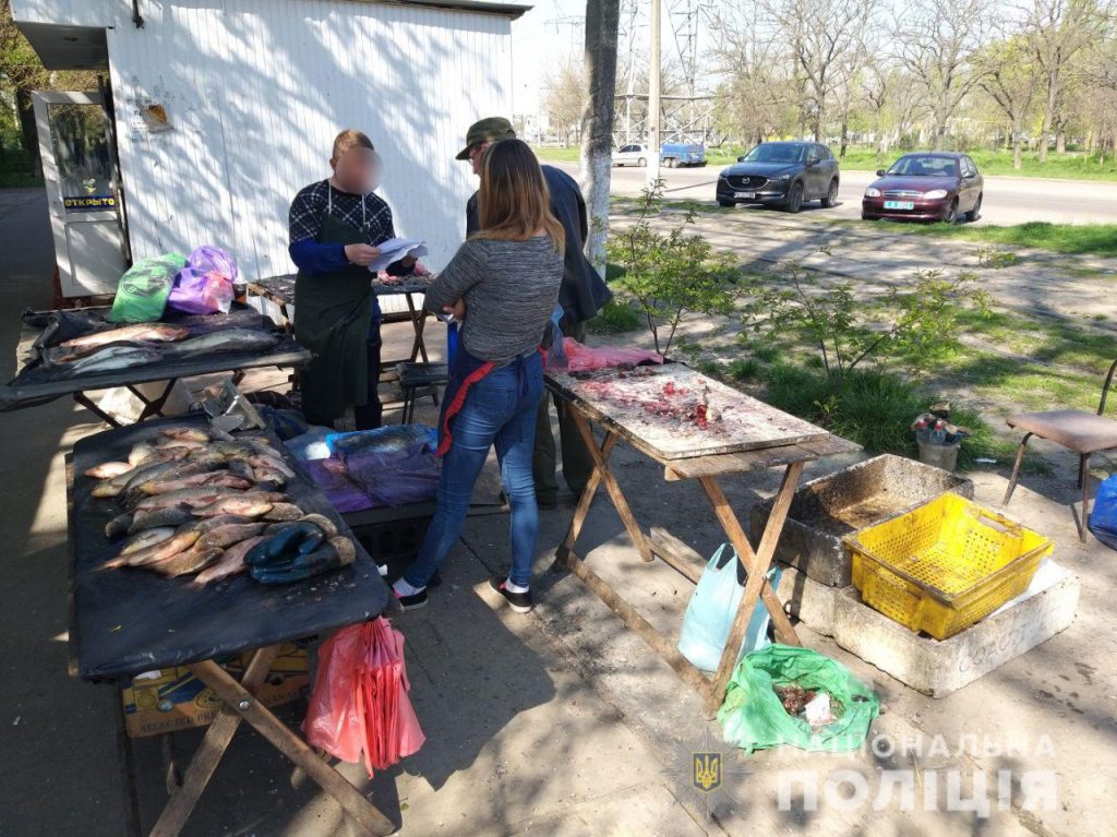 Нерестовый запрет: в Николаеве полицейские изъяли 15 кг рыбы на рынках 3