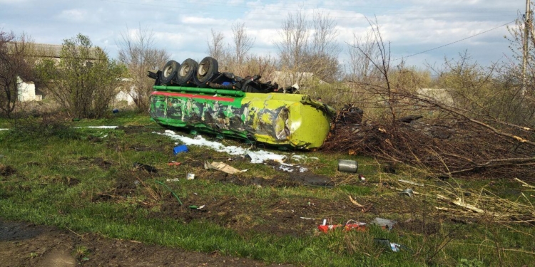 На Николаевщине на киевской трассе перевернулся грузовик с горючим – лопнуло колесо