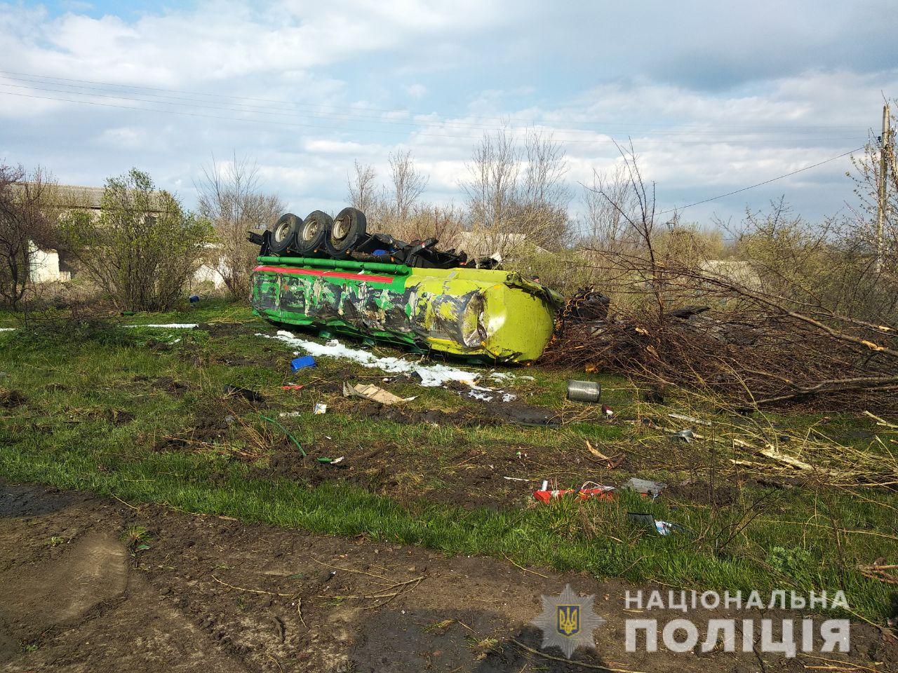 На Николаевщине на киевской трассе перевернулся грузовик с горючим – лопнуло колесо
