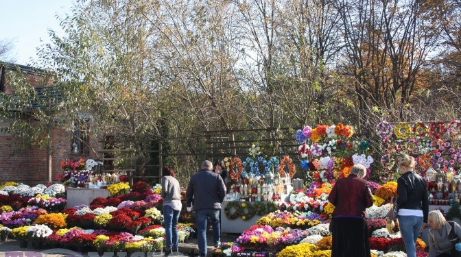 Украинцев призывают не нести пластиковые цветы на кладбище