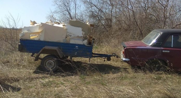 В Коблево предприниматель поймал «на горячем» людей, сбрасывающих мусор у моря