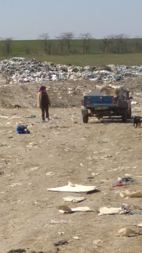 В Коблево предприниматель поймал «на горячем» людей, сбрасывающих мусор у моря 3