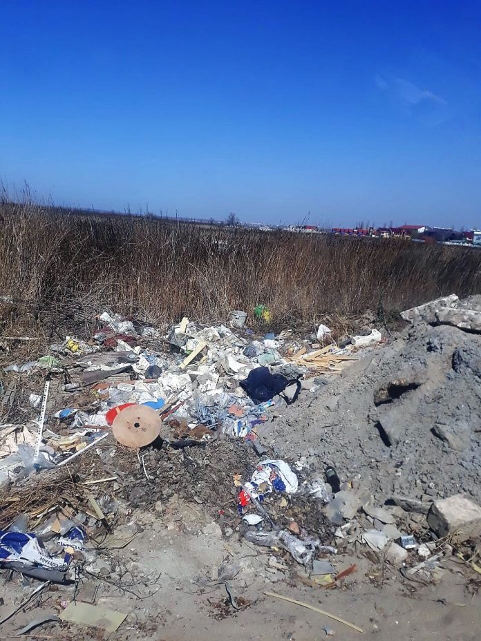В Коблево предприниматель поймал «на горячем» людей, сбрасывающих мусор у моря 7