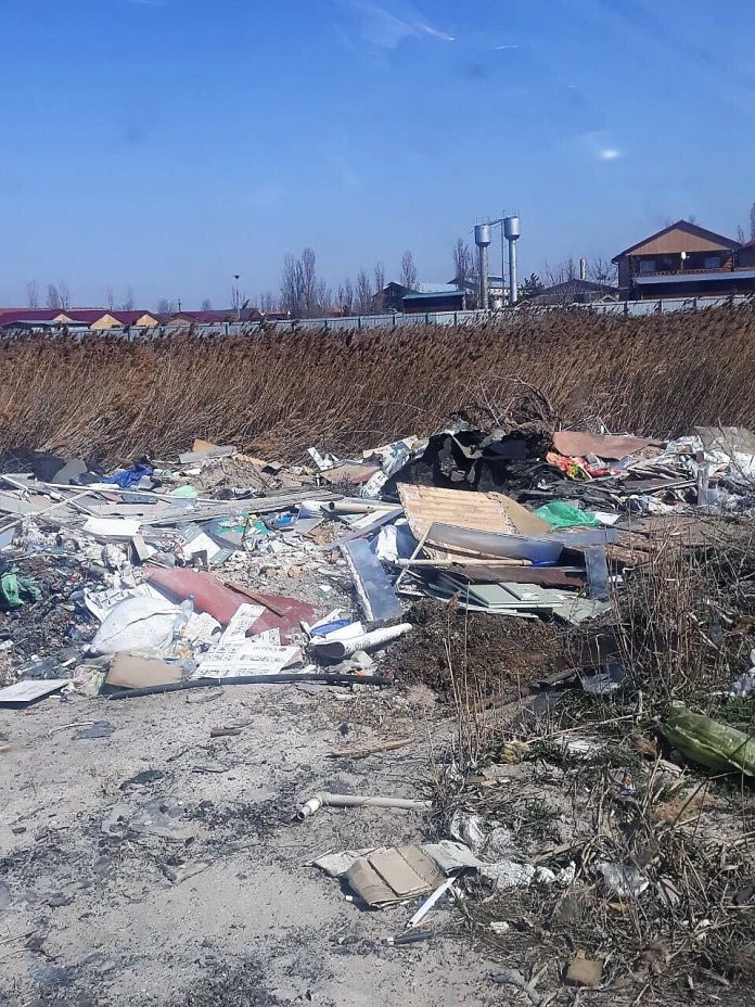 В Коблево предприниматель поймал «на горячем» людей, сбрасывающих мусор у моря 5