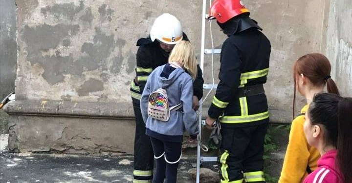 Хотели сфотографироваться: в Николаеве спасателям ранним утром пришлось снимать с крыши дома двух девочек-подростков