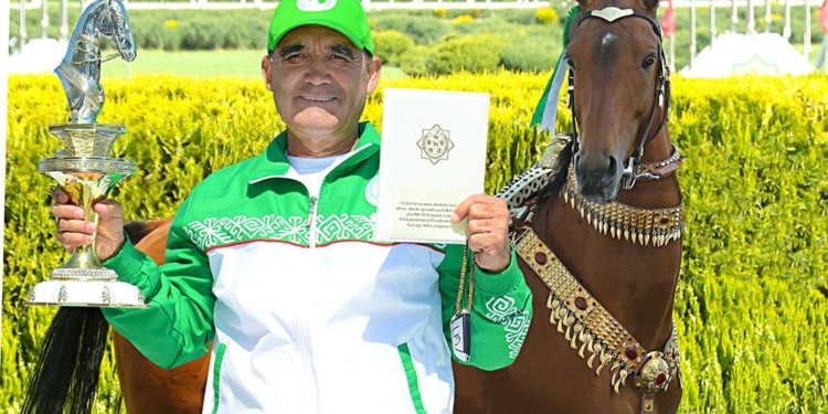 В Туркменистане выбрали самого красивого коня 2019 года