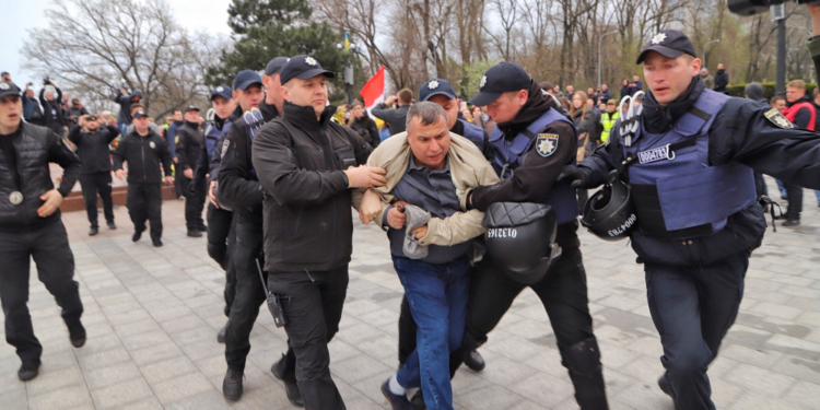 Участника акции к дню освобождения Одессы задержали за георгиевскую ленту