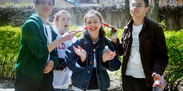 «Место должно стать магнитом, а не отпугивать людей»: юные волонтеры со всей Украины помогли облагородить парк Лески