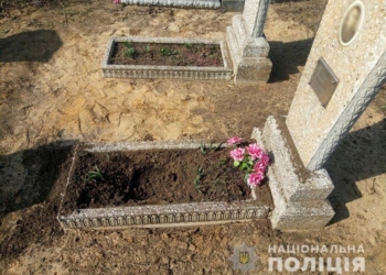 В Донецкой области во время уборки на кладбище подорвалась мирная жительница