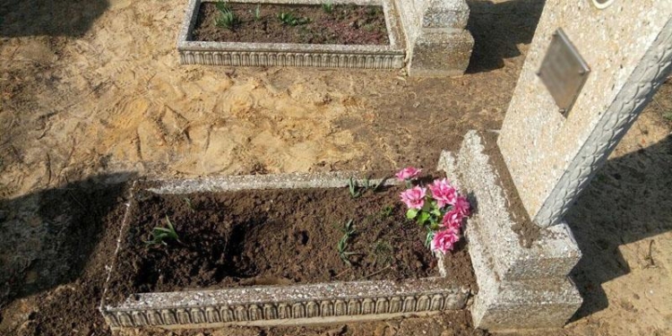 В Донецкой области во время уборки на кладбище подорвалась мирная жительница