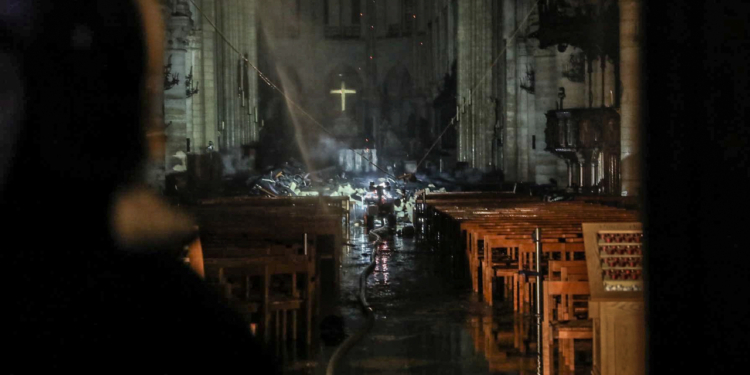 Опубликованы первые фотографии изнутри Нотр-Дама после пожара
