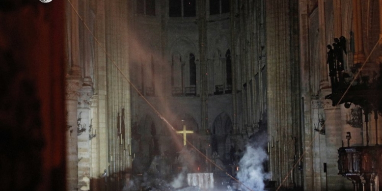 Опубликованы первые фотографии изнутри Нотр-Дама после пожара