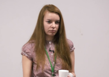 Российская журналистка провела две встречи с трусами на голове. И возмутилась тем, что ни один человек ей об этом не сказал