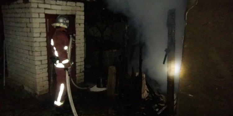 В Арбузинке ночью тушили летнюю кухню