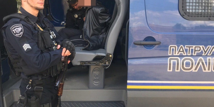 В Николаеве мужчина на улице предлагал купить боевую гранату (ФОТО)