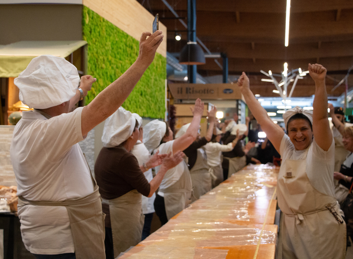Итальянские повара установили новый рекорд Гиннесса – приготовили 120-метровое яичное тесто (ВИДЕО) 1