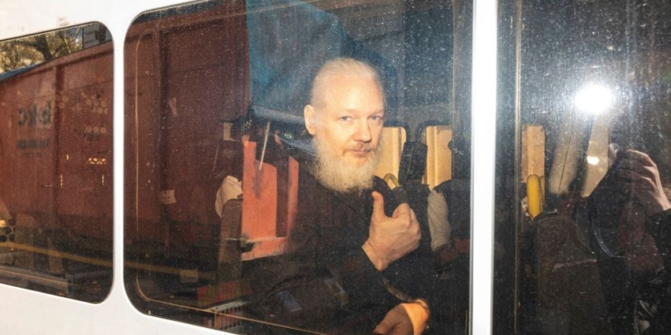 Основатель Wikileaks Джулиан Ассанж почти на год сядет в тюрьму