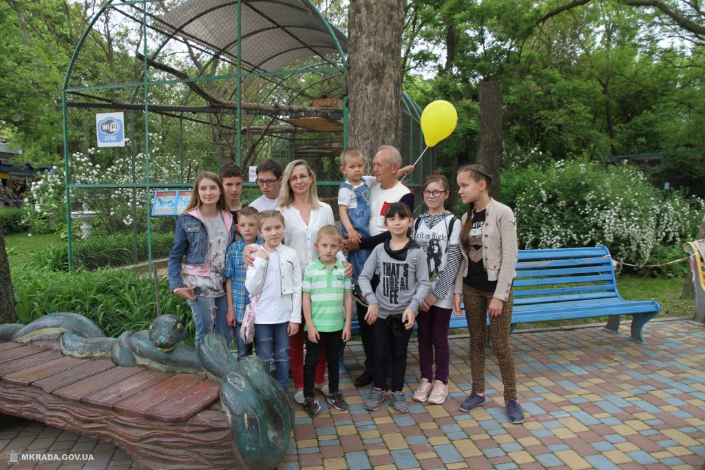 Сотне воспитанников детских домов семейного типа и приемных семей устроили праздник в Николаевском зоопарке (ФОТО) 1