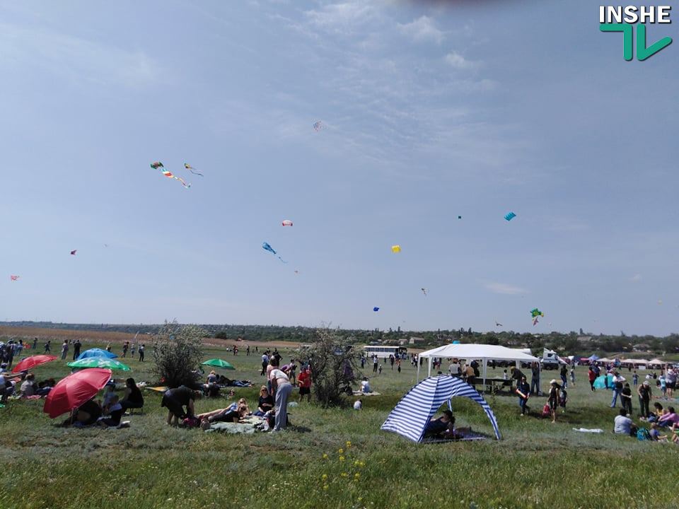 Большой пикник в Трихатах: на Николаевщине проходит международный кайт-фест (ФОТО) 5