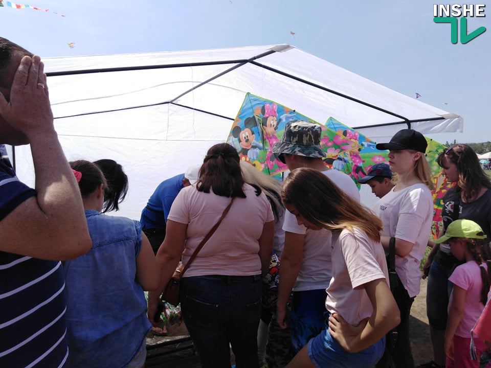 Большой пикник в Трихатах: на Николаевщине проходит международный кайт-фест (ФОТО) 1