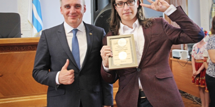 В Николаеве отметили лучших студентов города. Мэр обещает увеличить размер стипендии (ФОТО)