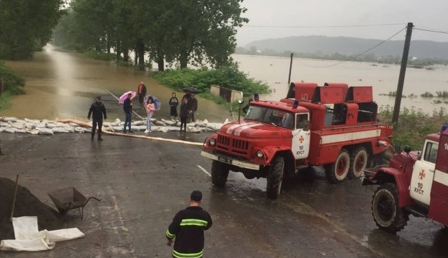 Непогода на Закарпатье: подтоплены десятки домов, рухнул мост и пропал ребенок