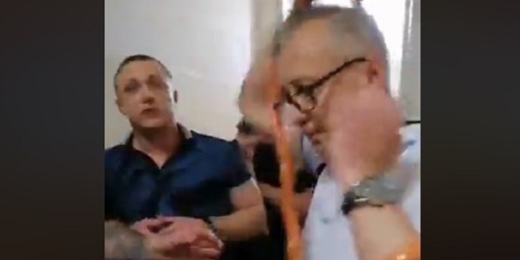 «Давайте, ешьте, как мужик!»: в Николаеве активисты заставляли директора КПООП Новоторова съесть бутерброд с маргарином и сосиской (ВИДЕО)