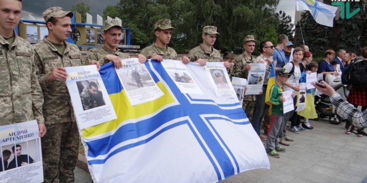 «Хлопці, ми вас чекаємо!»: в Николаеве прошла акция в поддержку пленных украинских моряков (ФОТО, ВИДЕО)