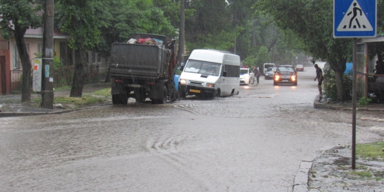 Ливень затопил улицы Николаева (ФОТО, ВИДЕО)
