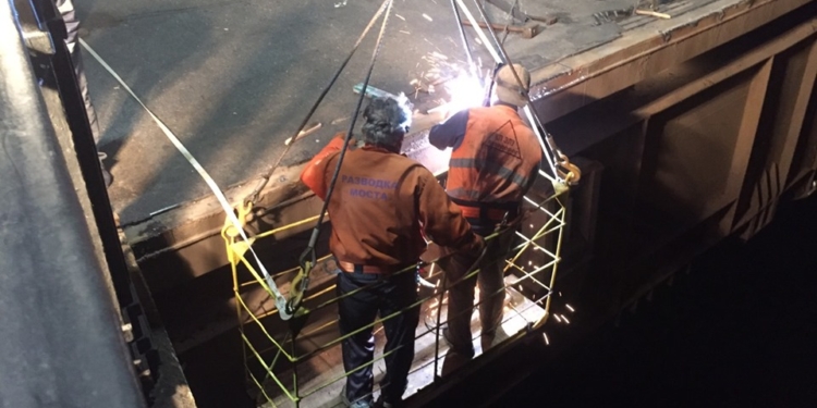 Специалисты двух предприятий провели комплекс ремонтных работ на разводной части Варваровского моста в Николаеве (ФОТО)