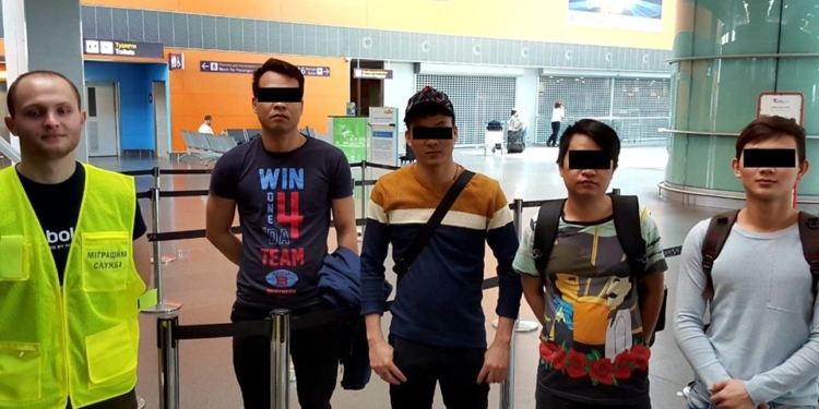 С Николаевщины выдворили незаконных мигрантов из Вьетнама (ФОТО)