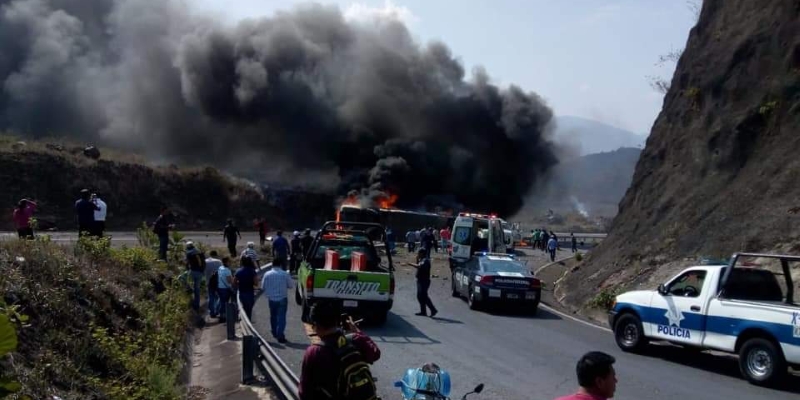 В Мексике грузовик врезался в автобус с паломниками – минимум 20 погибших (ВИДЕО) 1