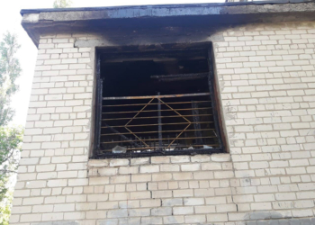 Кто-то поджег деревянную оконную раму в одной из школ Николаева? (ФОТО)